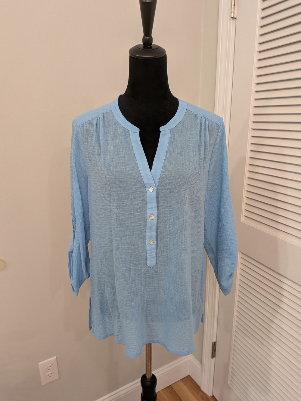 Tommy Bahama Light Blue Women's V-Neck Button Blouse Size M New